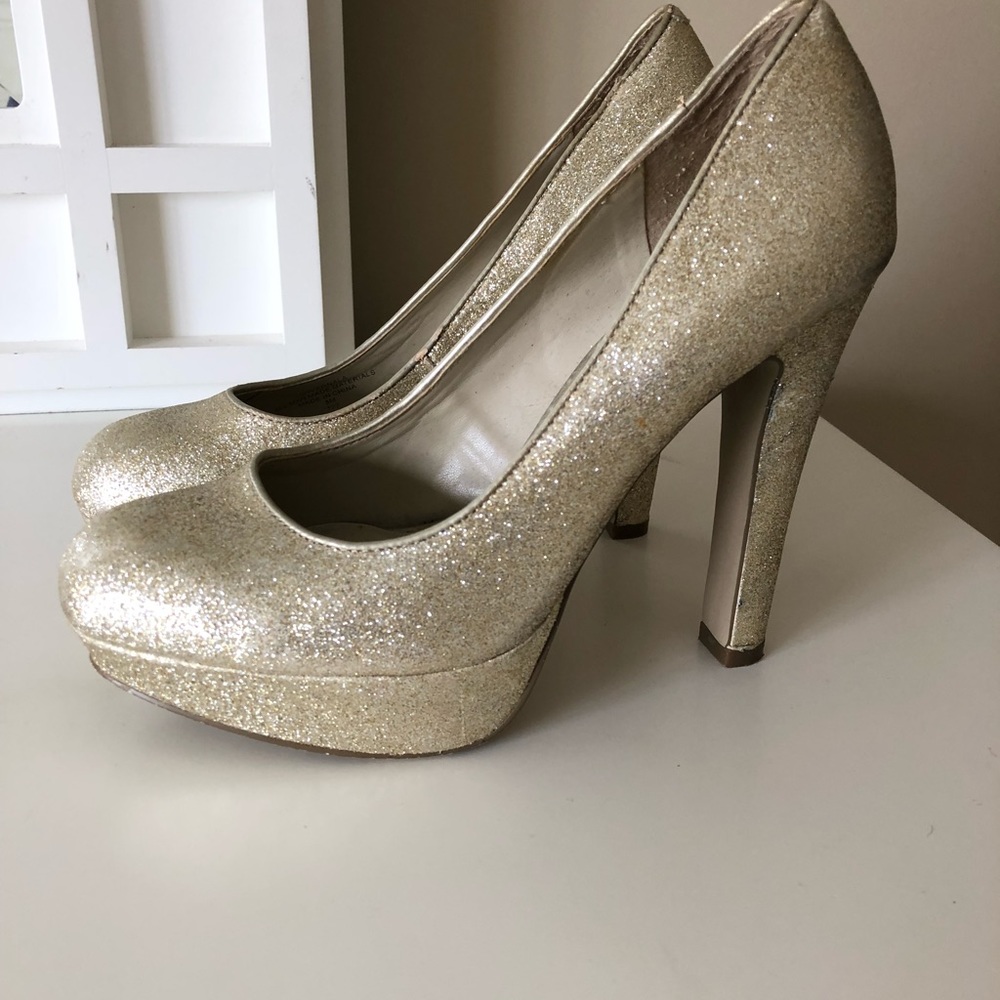 Shoes - Picture 2 of 8